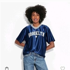 Brooklyn Graphic Jersey Navy This standard-fit tee is crafted from soft jersey